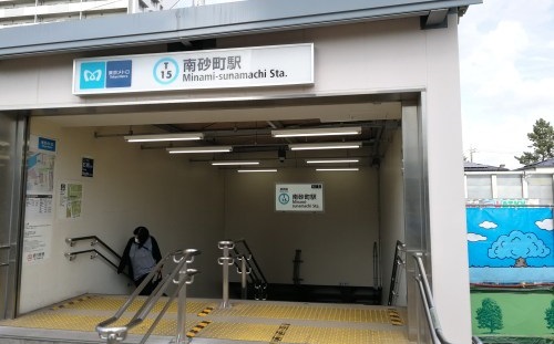 江東区の南砂町駅入口